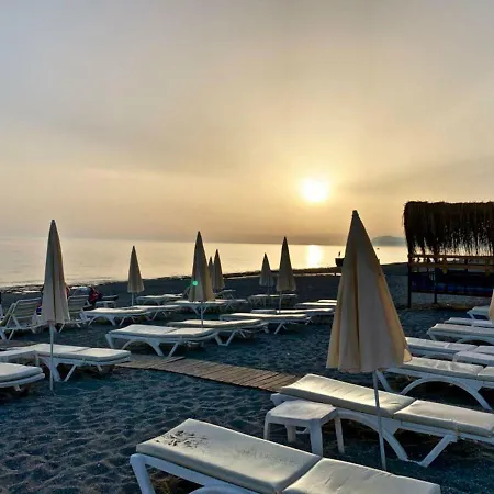 Beautiful Penthouse With A Huge Balcony With Plants Appartamento *
