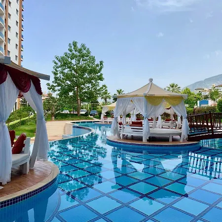Beautiful Penthouse With A Huge Balcony With Plants Appartamento Alanya